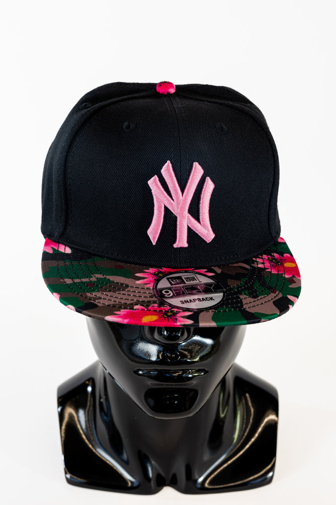 New York Yankees - Black & Floral Snapback Cap