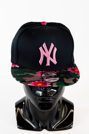 
                  
                    Load image into Gallery viewer, New York Yankees - Black &amp;amp; Floral Snapback Cap
                  
                